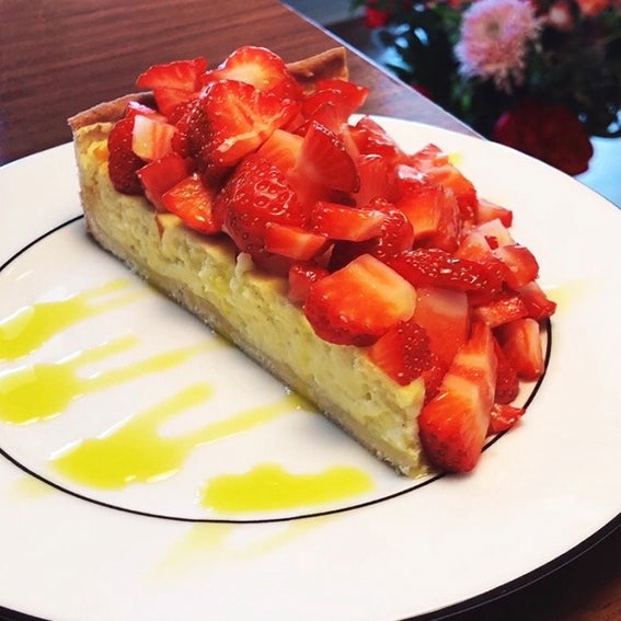Käsekuchen mit Erdbeeren und Olivenöl