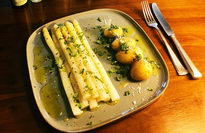 Weißer Spargel aus dem Ofen mit Olivenöl